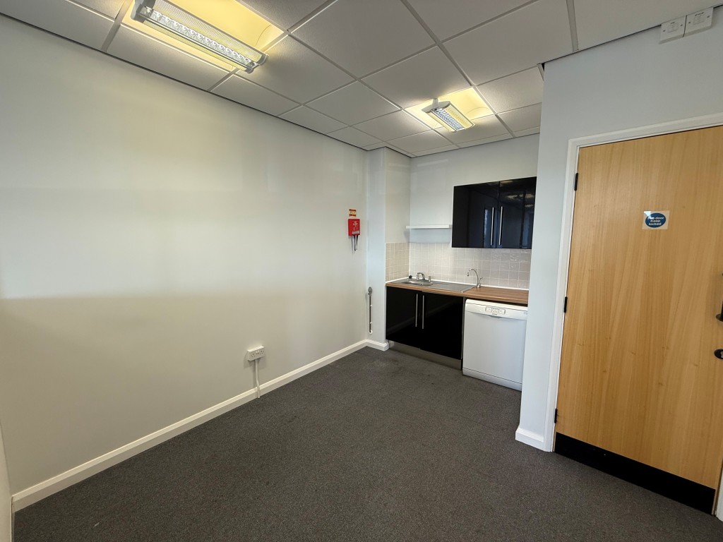 Lot: 51 - LEASEHOLD COMMERCIAL BUILDING WITH FOUR OFFICE SUITES - Fourth office/break room with kitchenette